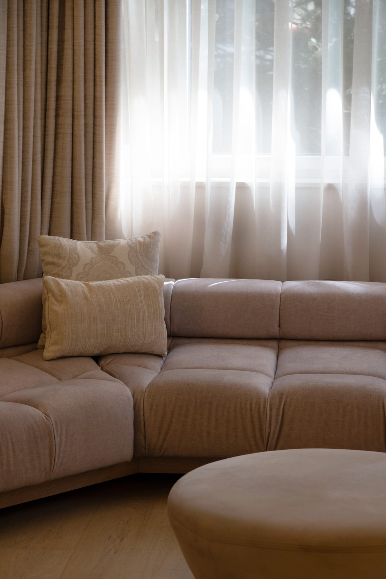 ÀBAC Hotel — Suite: Amplitud y luz. Espacio para perderse antes de sentarse a la mesa.