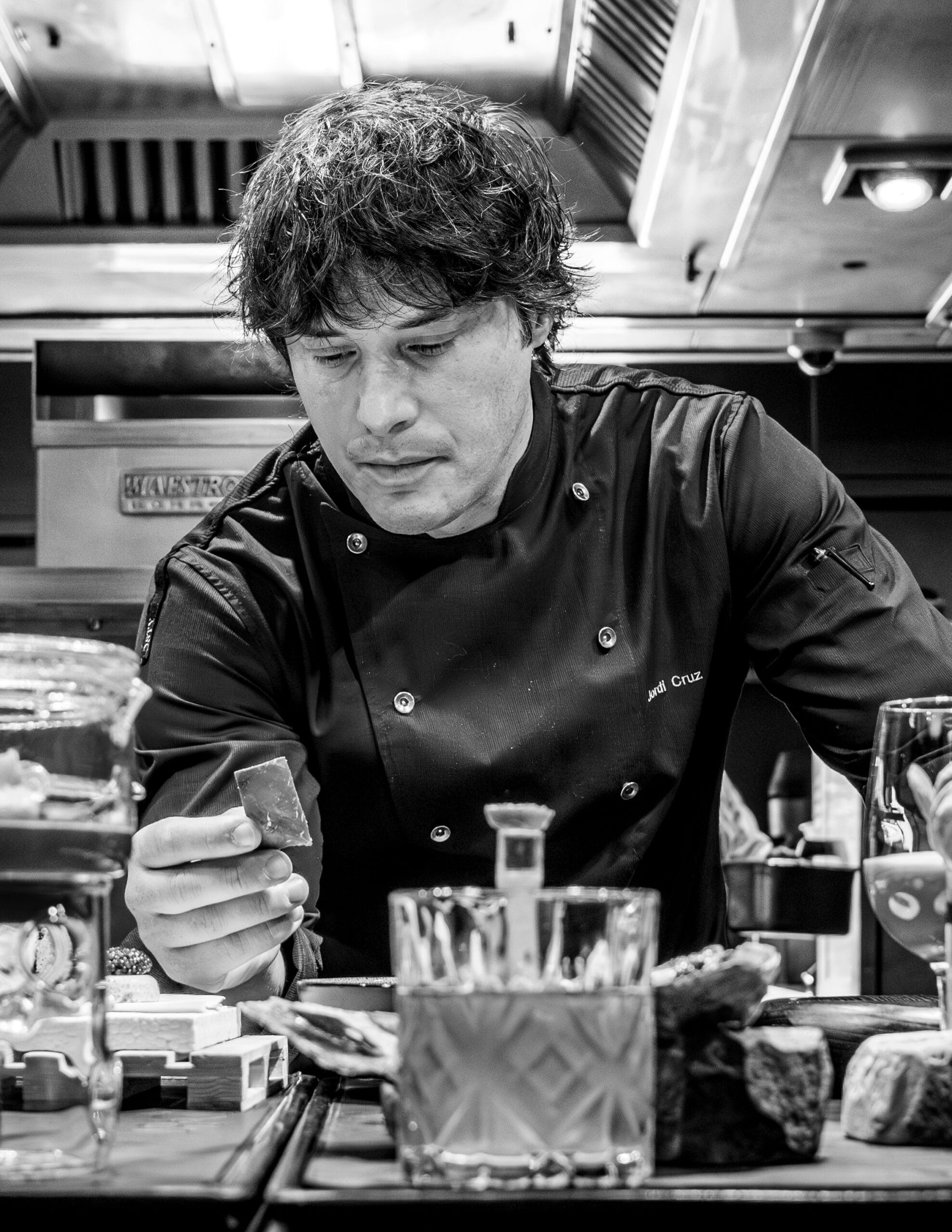 Jordi Cruz concentrado en la cocina de ÀBAC, retrato en blanco y negro