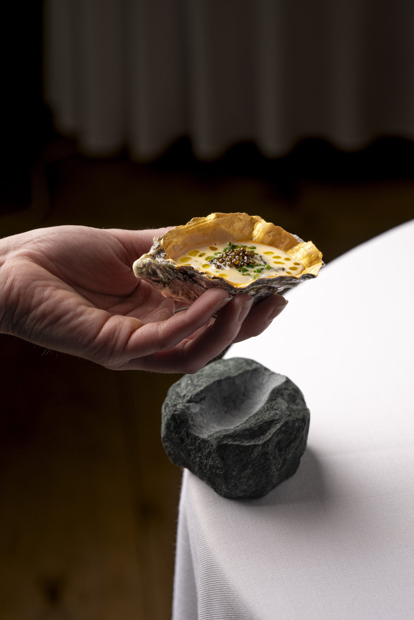 ÀBAC — Ostra y Caviar: Mar y tierra en un bocado. Precisión absoluta.